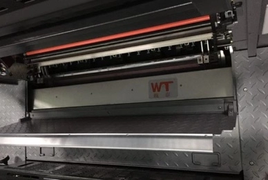 Wtjd--Heidelberg-CD102-is-equipped-with-LED-UV-system The image shows the inside of a printing press. The press is open, and the printing plates are visible.